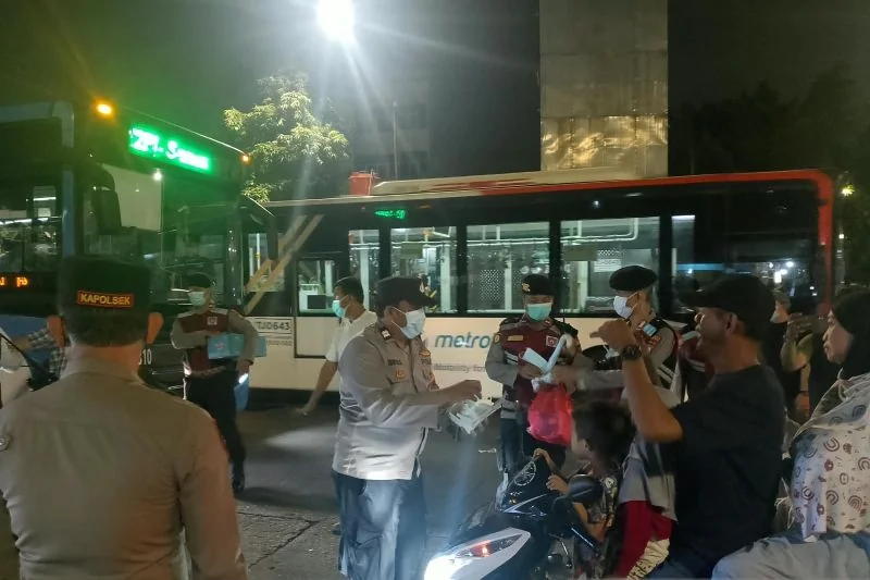 Polsek Senen membagikan 1.200 masker kepada warga di sejumlah titik kawasan Senen, Jakarta Pusat pada Minggu (6/9/2026) sebagai upaya mengantisipasi paparan abu vulkanik Gunung Anak Krakatau. Foto: Polsek Senen