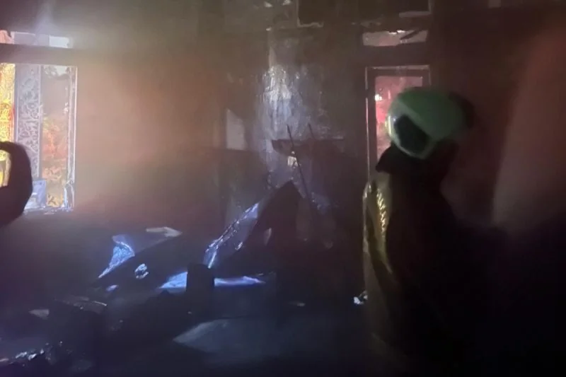 Posko Ormas Grib di Jalan Manunggal V No.58 2, RT.2/RW.3 Kedoya Selatan, Kebon Jeruk, Jakarta Barat, terbakar pada Senin (31/8/2026) dini hari. Foto: Sudin Gulkarmat Jakbar