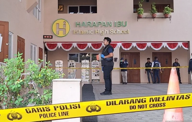 Kepolisian melakukan olah tempat kejadian perkara (TKP) di sekolah temuan 995 airsoft gun dan narkoba di kawasan Pondok Pinang, Kebayoran Lama, Jakarta Selatan, Senin (10/8/2026). Foto: ANTARA