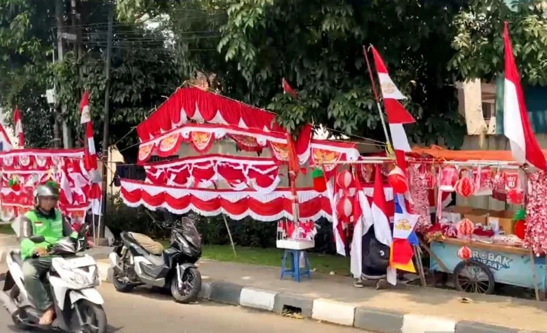 Pedagang bendera Merah Putih di kawasan Pasar Minggu, Jakarta Selatan, Kamis (13/8/2026). Foto: ANTARA