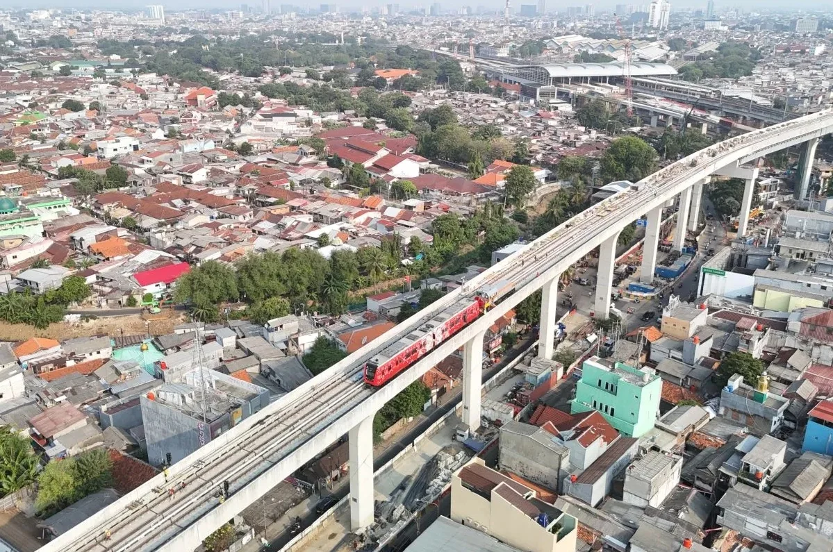 LRT Jakarta yang akan menghubungkan Stasiun Kelapa Gading dengan Stasiun Manggarai dijadwalkan beroperasi pada 26 Agustus 2026. Foto: Jakpro