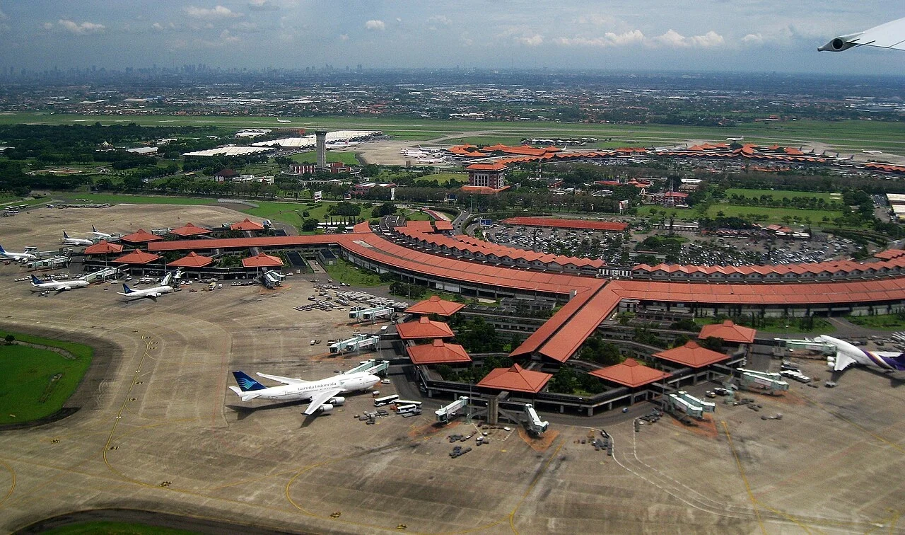 Bandar Udara Internasional Soekarno–Hatta merupakan bandar udara utama yang melayani penerbangan domestik dan pintu gerbang utama penerbangan internasional di Indonesia. Foto: Wikipedia
