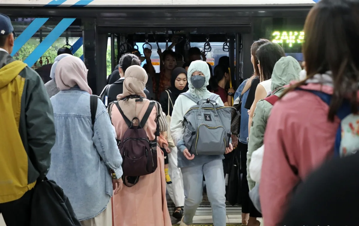 PT Transjakarta menyampaikan belasan rute bus terlambat imbas kecelakaan lalu lintas berupa truk menabrak Mobile Concrete Barrier (MCB) di kawasan Cawang Ciliwung, Jakarta Timur, Senin (19/10) pagi, hingga menyebabkan kemacetan parah. Foto: beritajakarta