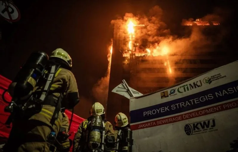 Petugas Dinas Penanggulangan Kebakaran dan Penyelamatan (Gulkarmat) Jakarta memadamkan kobaran api yang membakar gedung Badan Pendapatan Daerah (Bapenda) DKI Jakarta di Jalan Abdul Muis, Jakarta, Jumat (7/8/2025). Foto: ANTARA
