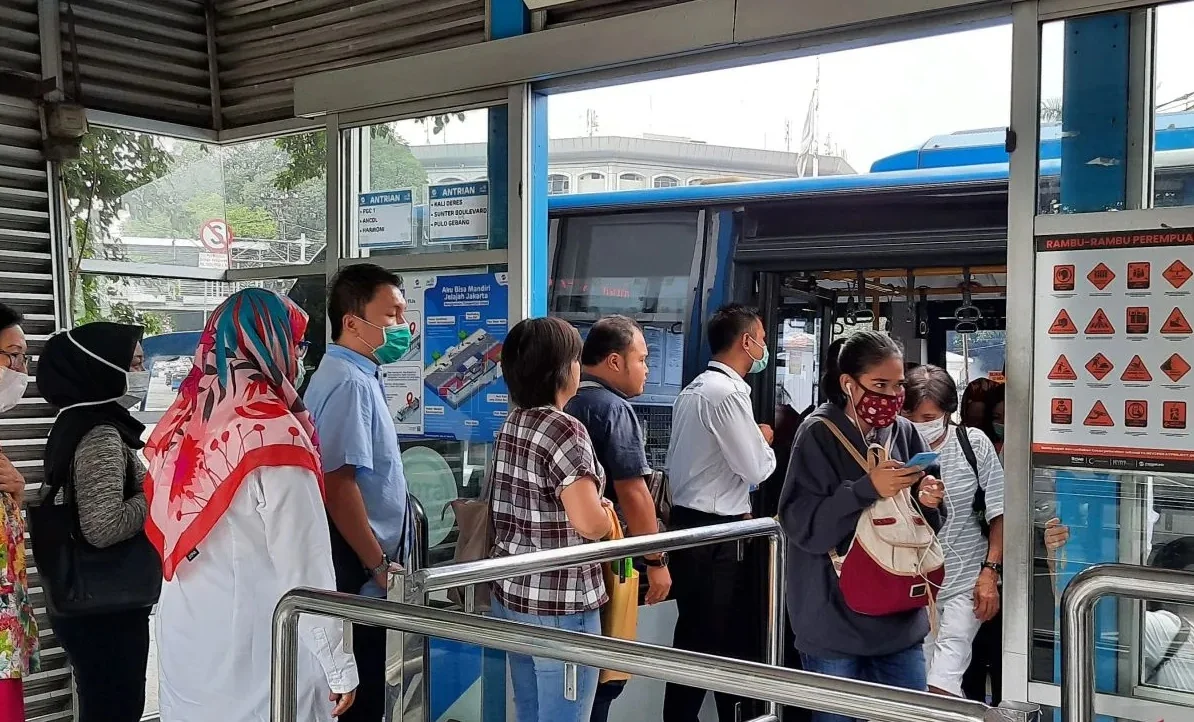 Ilustrasi - Sejumlah penumpang saat hendak masuk Transjakarta pada hari pertama pengurangan layanan Transjakarta di Halte Pasar Baru, Jakarta Pusat, Senin (16/3/2020). Foto: ANTARA