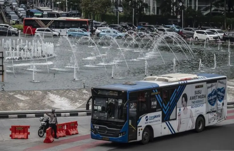 Ilustrasi - Bus Transjakarta koridor 1 Blok M-Kota melintas di kawasan Bundaran HI, Jakarta. Foto: ANTARA