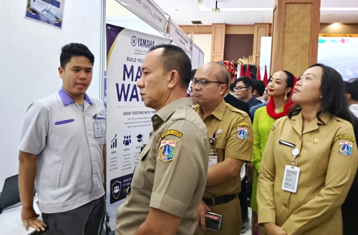 Sebanyak 2.000 lowongan kerja dari 37 perusahaan swasta dan 3 pusat pelatihan kerja tersedia dalam Jakarta Timur Career Fest dan Bazar UMKM 2026 yang diselenggarakan di Gelanggang Remaja Kecamatan Pulo Gadung, Jakarta Timur. Foto: Pemkot Jaktim