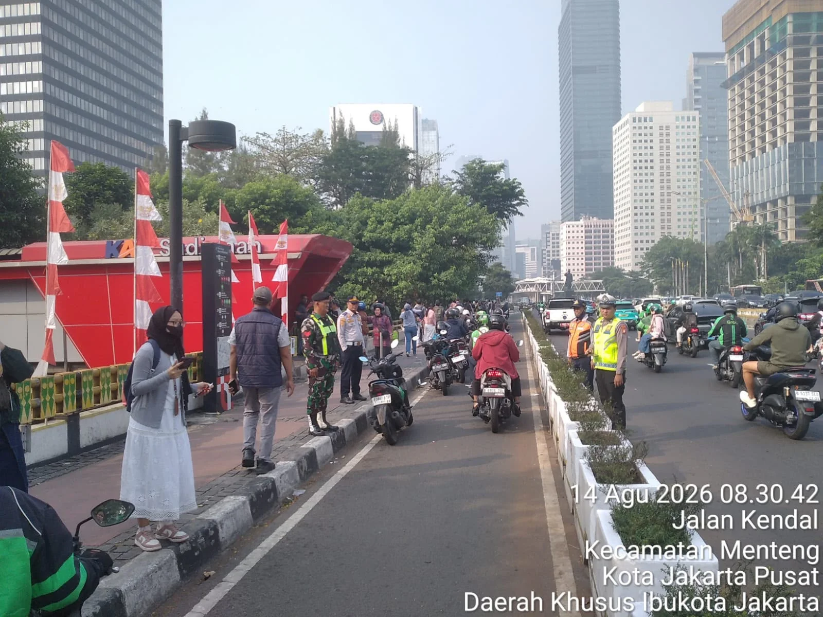 Pemprov DKI Jakarta melaksanakan penertiban kendaraan roda dua yang parkir tidak pada tempatnya di sepanjang Jalan Sudirman–Thamrin, Jumat (14/8). Foto: Istimewa untuk kabarjakarta.com