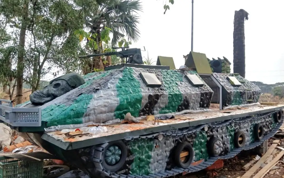 Petugas Unit Penanganan Sampah (UPS) Badan Air Kecamatan Cilincing, Jakarta Utara berinovasi menggunakan sampah anorganik menjadi perahu berbentuk tank yang diberi nama Tank Hantu Kali Cilincing. Foto: beritajakarta