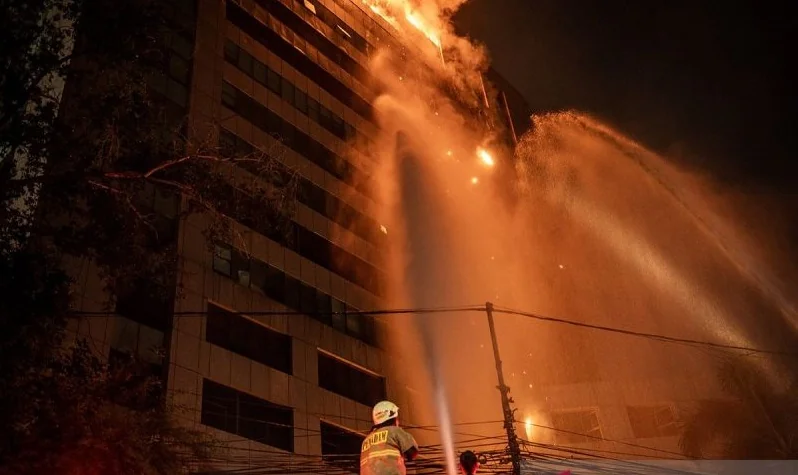 Petugas Dinas Penanggulangan Kebakaran dan Penyelamatan (Gulkarmat) Jakarta berupaya memadamkan kobaran api yang membakar Gedung Badan Pendapatan Daerah (Bapenda) DKI Jakarta di Jalan Abdul Muis, Jakarta, Jumat (7/8/2025). Foto: ANTARA