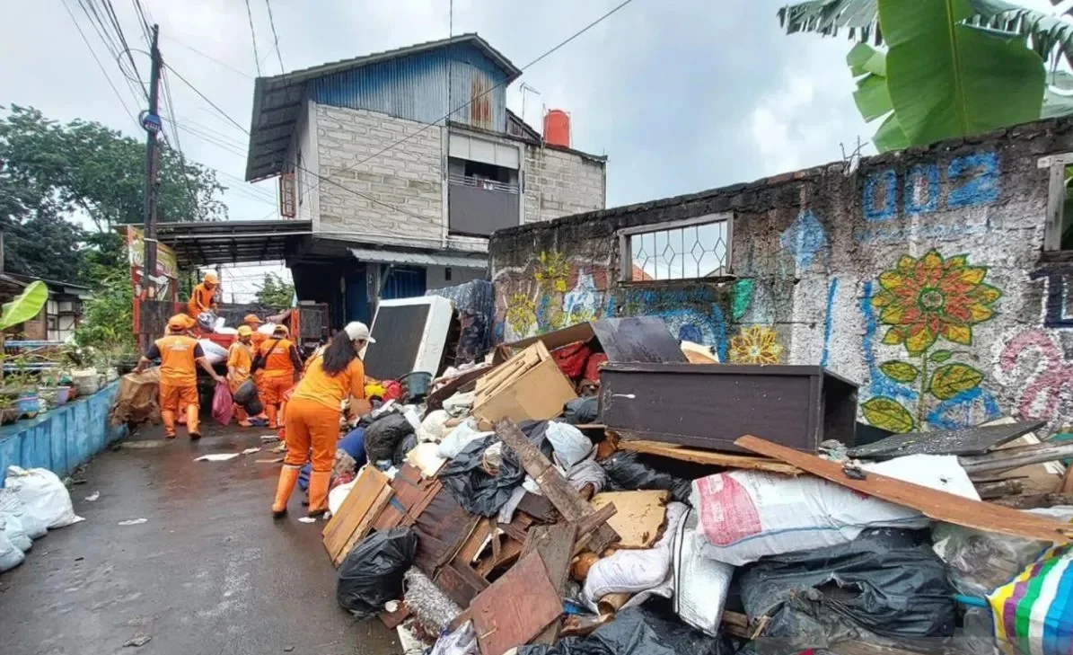 Pemerintah Kota Jakarta Timur mengangkut 25 ton sampah sisa banjir di Kramat Jati, Jumat (27/3/2026). Foto: Pemerintah Kota Jakarta Timur