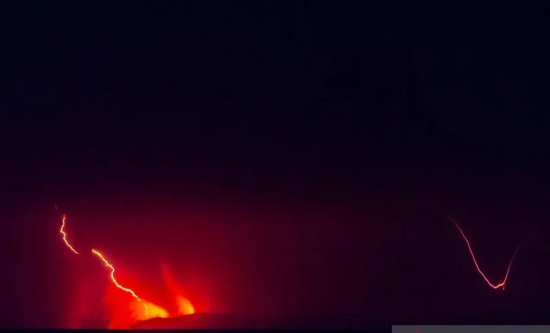 Lava pijar dari Gunung Anak Krakatau terlihat dari Pasauran, Kabupaten Serang, Banten, Sabtu (5/9/2026). Pusat Vulkanologi dan Mitigasi Bencana Geologi (PVMBG) mencatat rangkaian letusan yang terjadi sejak Jumat (4/9) malam tersebut terindikasi sebagai pa