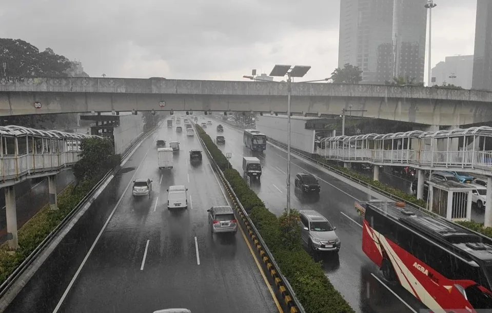 Ilustrasi - Hujan membasahi jalan tol di kawasan Jakarta Selatan pada siang hari. Foto: ANTARA