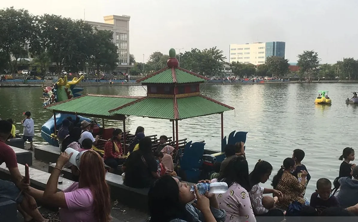 Dokumentasi - Pengunjung mengabaikan jaga jarak saat memadati area tribun di ruang terbuka hijau Danau Sunter 2, Tanjung Priok, Jakarta Utara, Selasa (1/6/2021). Foto: ANTARA