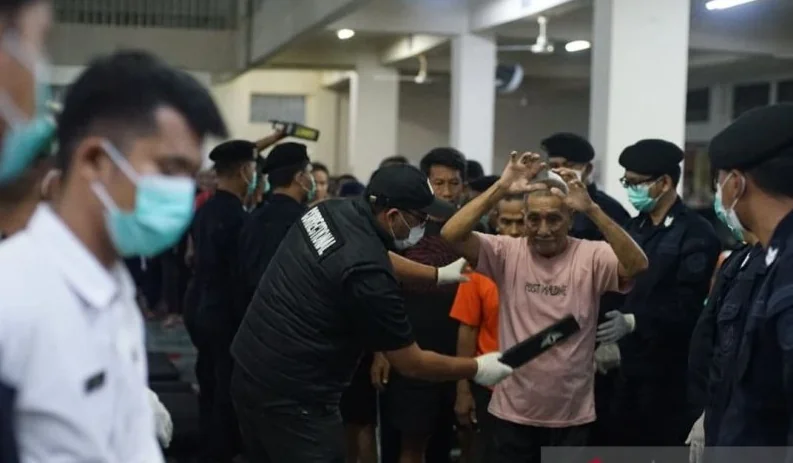 Lembaga Pemasyarakatan (Lapas) Kelas IIA Salemba bersama Kantor Wilayah Direktorat Jenderal Pemasyarakatan (Kanwil Ditjenpas) Jakarta, Polri, dan TNI melakukan inspeksi mendadak (sidak) di blok hunian warga binaan lapas pada Senin (24/8/2026). Foto: Lapas