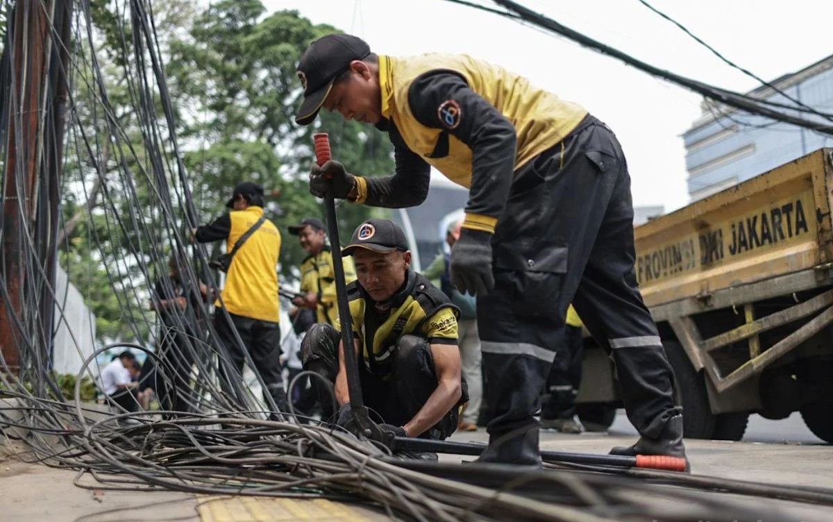 Kabel udara sepanjang 1.161 meter di Jalan Proklamasi dan Jalan Penataran, Menteng, Jakarta Pusat, ditertibkan, Senin (28/9/2026). Foto: beritajakarta