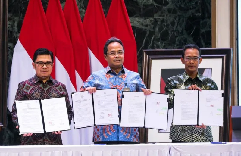 Penandatanganan 15 dokumen kerja sama antara Badan Usaha Milik Daerah (BUMD), Badan Usaha Milik Negara (BUMN) dan perangkat daerah di Balai Kota, Senin (12/10/2026). Foto: Pemprov DKI Jakarta.