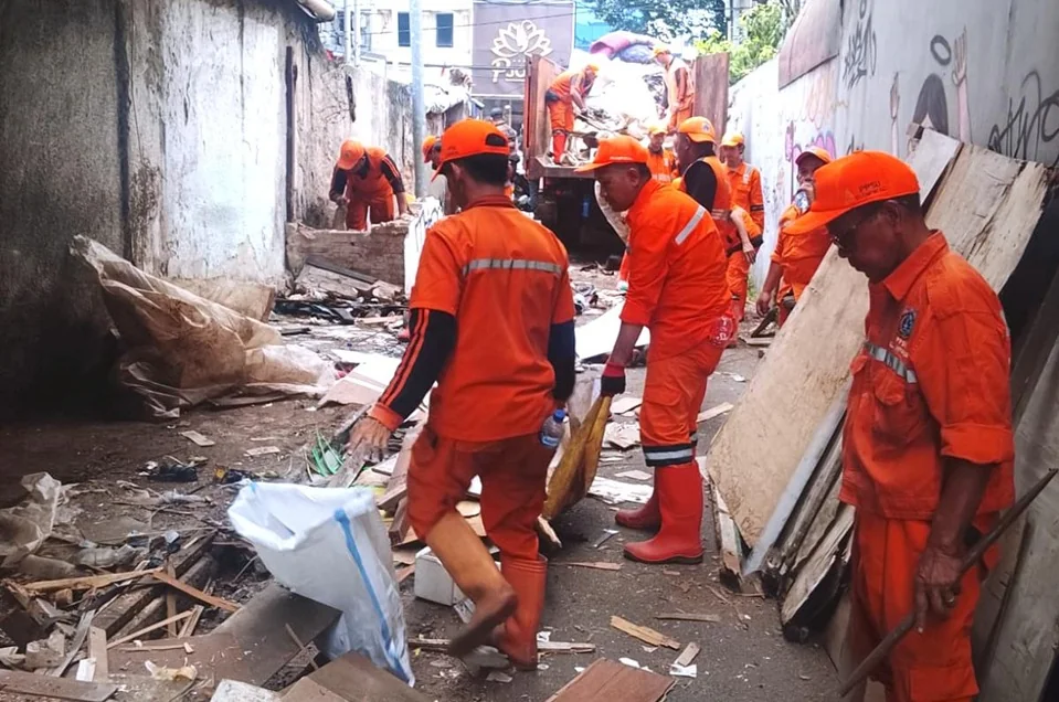 Sebanyak 11 bangunan semi permanen liar yang berdiri di atas saluran air di Jalan Kampung Bali XII RW 09, Kampung Bali, Tanah Abang, Jakarta Pusat, ditertibkan petugas gabungan Satpol PP, PPSU, Polri dan TNI, Rabu (19/8). Foto: Pemkot Jakpus