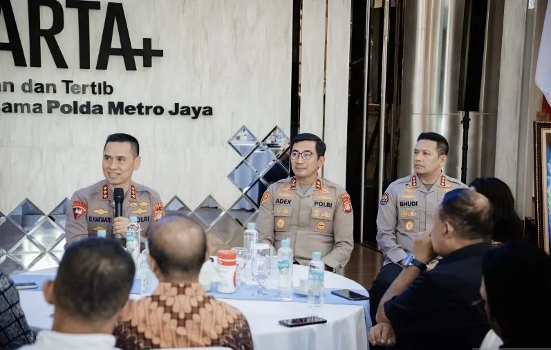 Kapolda Metro Jaya Komisaris Jenderal Polisi Dadang Hartanto (kiri) saat menggelar silaturahmi dan dialog bersama insan pers di Lobi Gedung Promoter Polda Metro Jaya, Jakarta, Sabtu (10/10/2026). Foto: Humas Polda Metro Jaya
