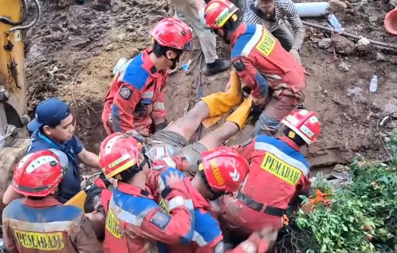 Petugas Sudin Penanggulangan Kebakaran dan Penyelamatan (Gulkarmat) Jakarta Timur mengevakuasi dua pekerja proyek normalisasi saluran air yang tertimpa material beton turap di Jalan D.I. Panjaitan, Cipinang Cempedak, Jatinegara, Jakarta Timur, Minggu (9/8