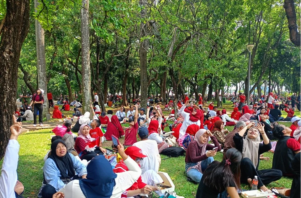 Dokumentasi - Warga menggelar tikar di bawah pepohonan rindang sambil menikmati makanan gratis dan acara menarik di Pesta Rakyat HUT ke-80 RI, Monumen Nasional (Monas), Jakarta Pusat, Minggu (17/8/2025) siang. Foto: ANTARA