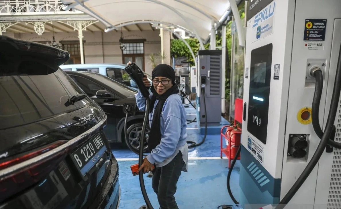Indonesia sedang bergerak menuju era kendaraan listrik. Di berbagai kota, pusat perbelanjaan, perkantoran, kawasan industri, hingga ruas jalan tol, Stasiun Pengisian Kendaraan Listrik Umum (SPKLU) semakin mudah ditemukan. Foto: ANTARA