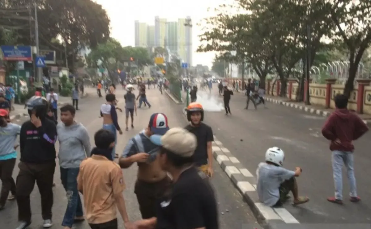 Dokumentasi - Sejumlah remaja terlibat tawuran di Manggarai, Rabu (4/9/2019). Foto: ANTARA