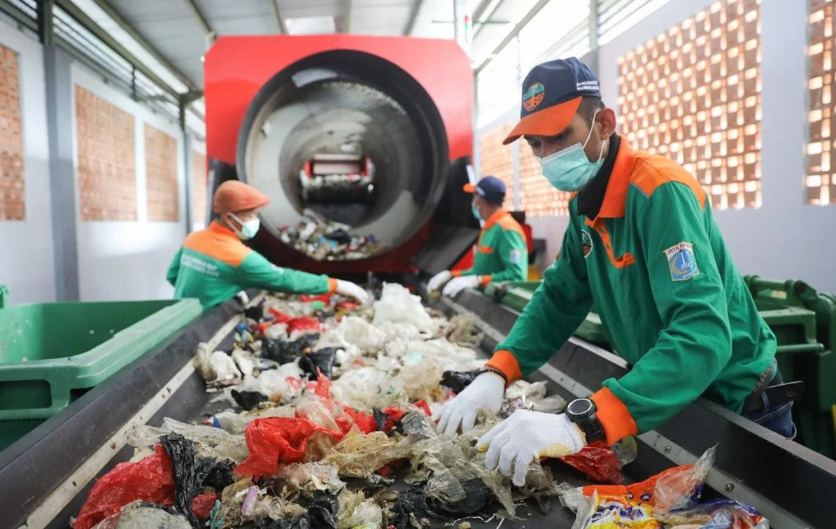 Optimalisasi program bank sampah merupakan salah satu upaya mengurangi volume sampah di Jakarta. Program bank sampah yang berjalan di tingkat masyarakat berpotensi besar sebagai solusi penanganan sampah di DKI. Foto: Pemprov DKI