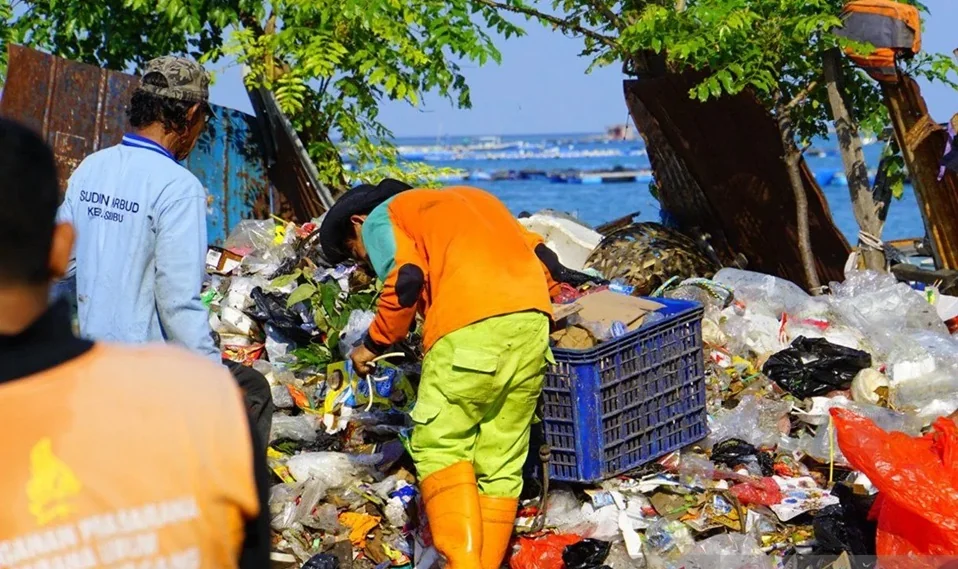 Dokumentasi - Petugas mengangkut sampah yang dihasilkan selama libur Idul Fitri 1445 Hijriah di Kepulauan Seribu, Jakarta. Foto: Pemkab Kepulauan Seribu