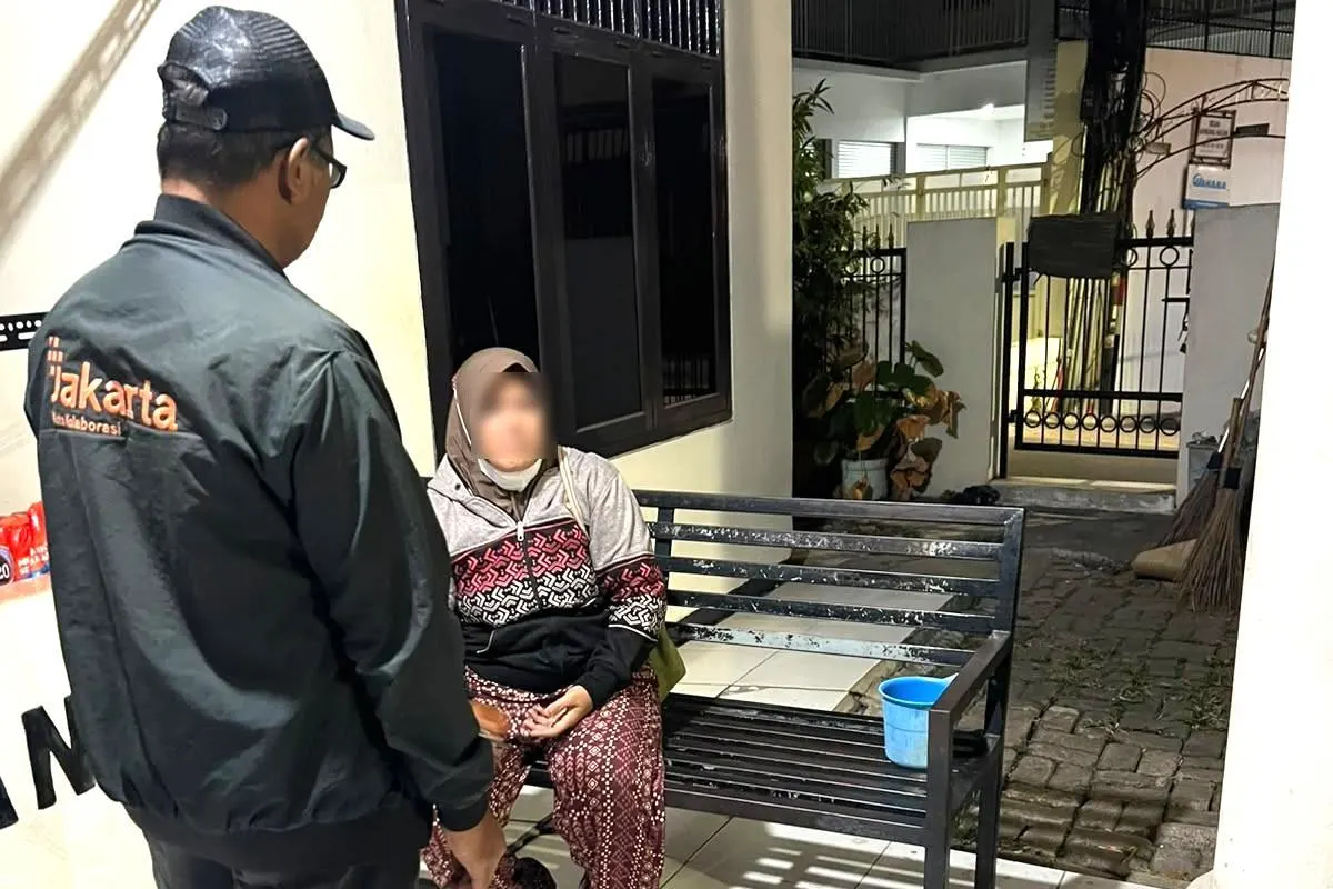 14 orang pelaku pembuangan sampah sembarangan terjaring Operasi Tangkap Tangan (OTT) di 2 lokasi berbeda di Kelurahan Lubang Buaya, Kecamatan Cipayung, Jakarta Timur pada Kamis (22/10) malam hingga Jumat (23/10) pagi ini. Foto: Pemkot Jaktim