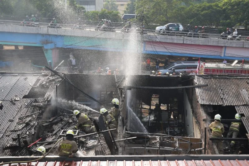 Kebakaran melanda warteg dan bengkel di Jalan Prof. Dr. Latumeten, RT 08/RW 09 Angke, Tambora, Jakarta Barat pada Senin (10/8/2026). Foto: Istimewa