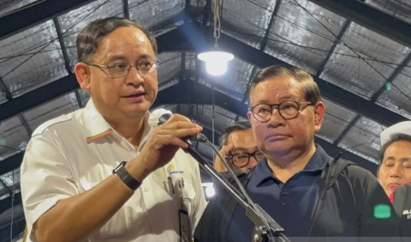 Direktur Utama Perumda Pasar Jaya Agus Himawan dan Gubernur DKI Jakarta Pramono Anung Wibowo saat dijumpai di Kramat Jati, Selasa (1/9/2026). Foto: ANTARA