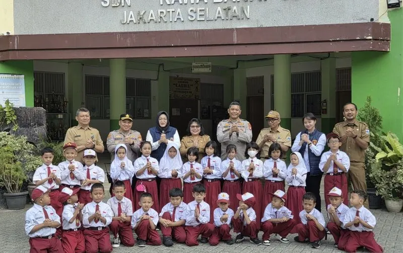 Polda Metro Jaya melalui Ditres PPA dan PPO menggencarkan program "Polisi Peduli Pendidikan" di SDN Rawa Barat 09 Pagi, Kebayoran Baru, Jakarta Selatan, Senin (26/10/2026). Foto: Humas Polda Metro Jaya