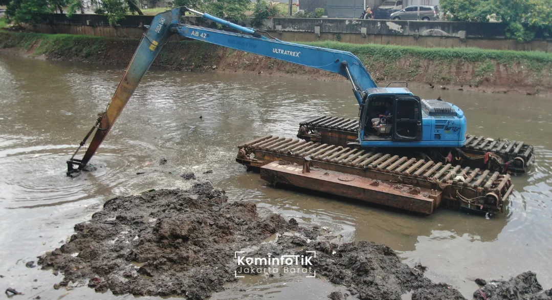 Dokumentasi - Alat berat jenis Ekskavator mengeruk lumpur di Kali Pesanggrahan, Jakarta Barat: Foto: Pemkot Jakarta Barat