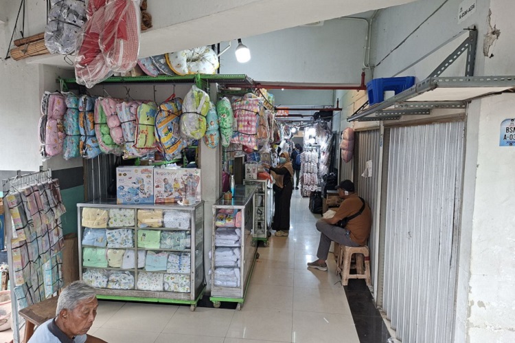 Pasar Asemka Sepi, Pedagang Bertahan Karena Jualan Online