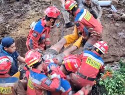 Dua Pekerja Tertimpa Beton di Jatinegara, Evakuasi Berlangsung 3 Jam
