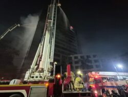 Tiga Bronto Skylift Dikerahkan Padamkan Kebakaran Gedung Bapenda DKI