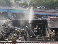 Warteg dan Bengkel di Latumenten Terbakar, 90 Petugas Dikerahkan