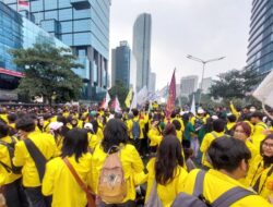 Mahasiswa Bertahan di Depan UOB, Akses ke Bundaran HI Masih Dibatasi