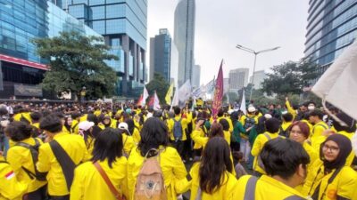 Mahasiswa Bertahan di Depan UOB, Akses ke Bundaran HI Masih Dibatasi