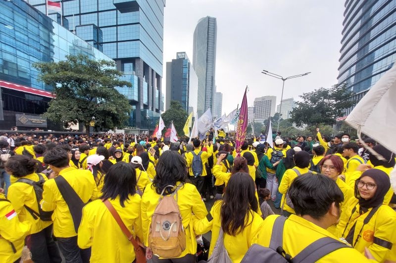 Mahasiswa Bertahan di Depan UOB, Akses ke Bundaran HI Masih Dibatasi