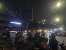 Dini Hari di Slipi: Massa Masih Bertahan, Jalan Belum Sepenuhnya Pulih