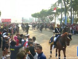 Merah Putih Memenuhi Monas, Warga Antusias Saksikan Kirab Bendera Pusaka