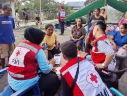 Menembus Jalan Longsor, Tim Medis PMI Jangkau Warga Sengari