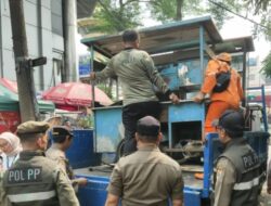 Sambut HUT ke-81 RI, Jaksel Tertibkan Spanduk dan PKL