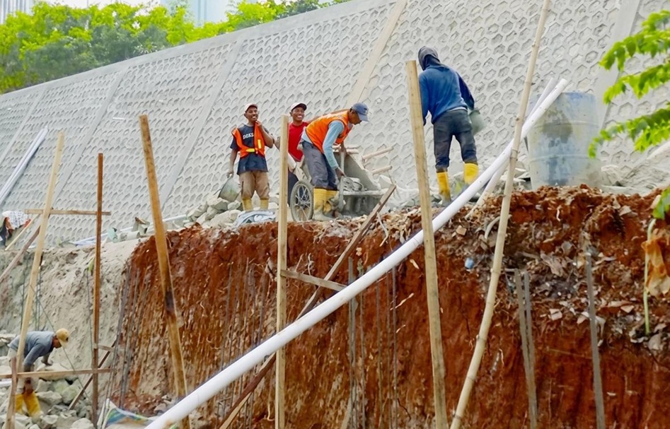 Turap Kali Mampang Diperbaiki, Antisipasi Banjir Sebelum Musim Hujan