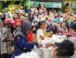 2.632 Warga Cempaka Putih Barat Terima Bantuan Beras, Sekalian Aktivasi IKD