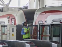 Mesin Tap LRT Jakarta Bermasalah, Penumpang Diminta Bersabar
