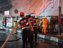 Api Melahap 18 Rumah di Kebayoran Lama, Kerugian Tembus Rp1,2 Miliar