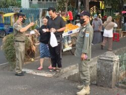 Satpol PP Jakpus Bagikan 4.000 Masker untuk Antisipasi Abu Vulkanik
